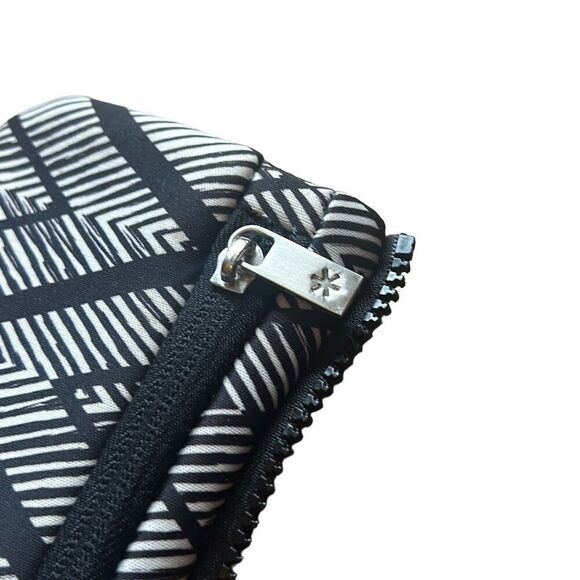 Skip Hop Black & White Chevron Pattern Small Zipper Coin Card Pouch - Picture 4 of 5